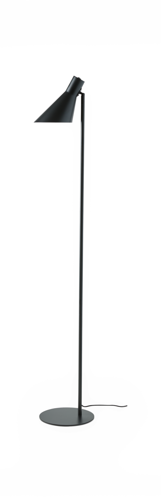 Sort gulvlampe med konisk skærm og rund fod, synlig ledning, fritlagt på hvid baggrund.