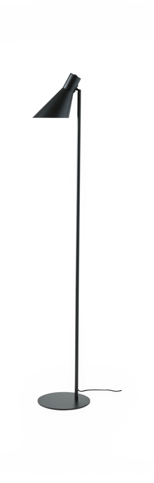 Sort gulvlampe med konisk skærm og rund fod, synlig ledning, fritlagt på hvid baggrund.