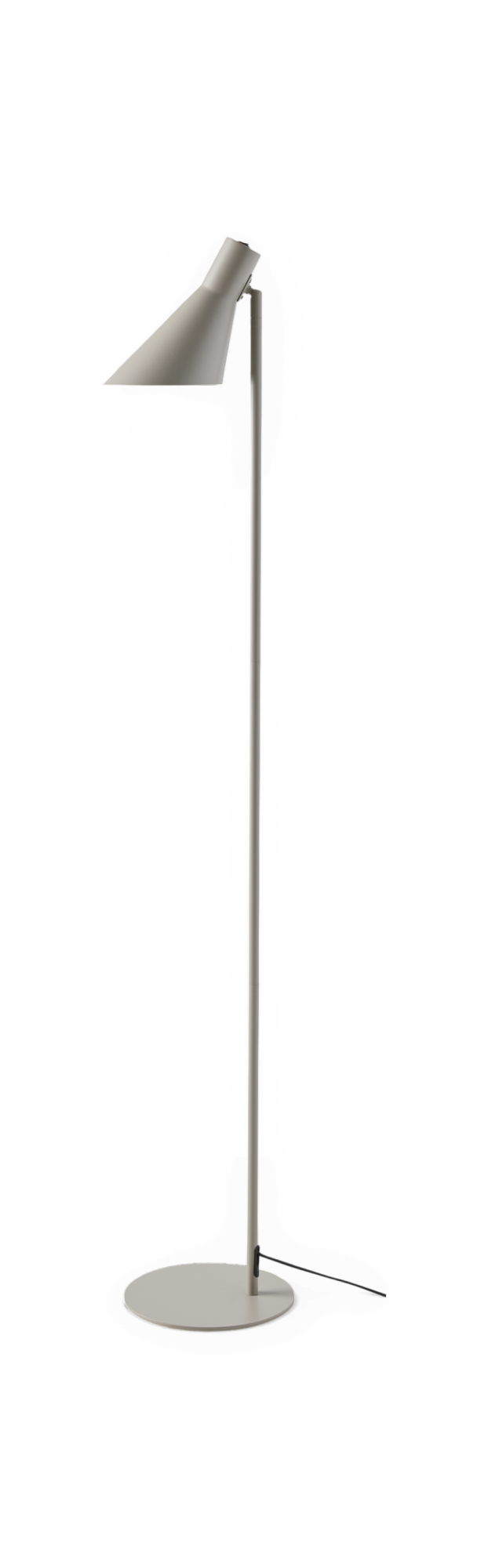 Slank beige gulvlampe med vinkel skærm og rund fod, frilagt mod mørk baggrund.