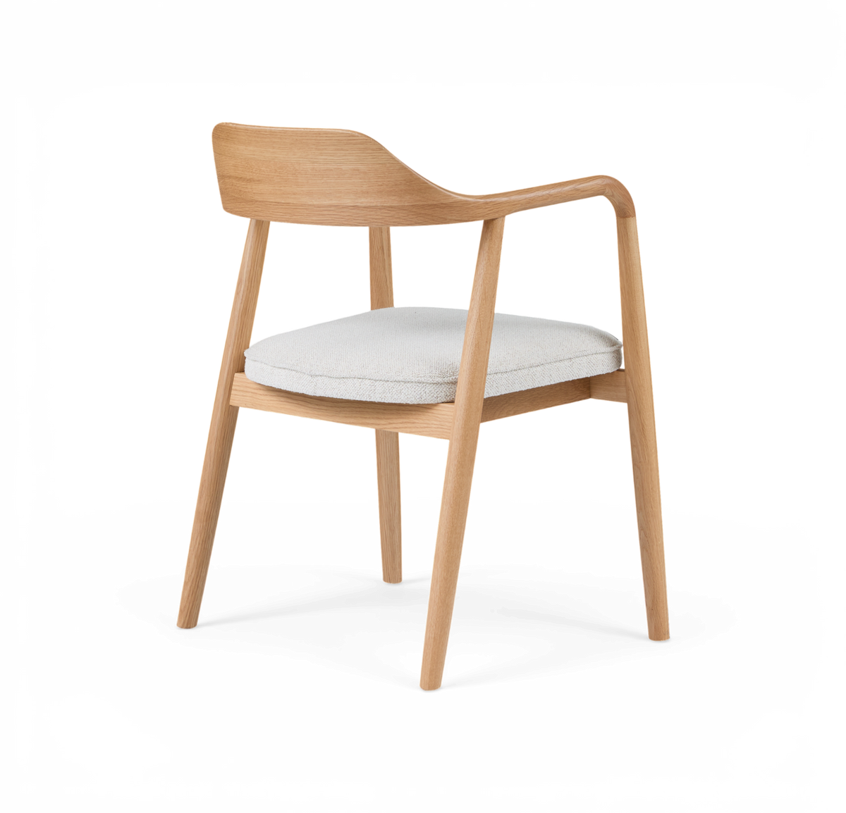 Stol i lyst egetræ med armlæn og lys polstret sæde, set skråt bagfra, frilagt.