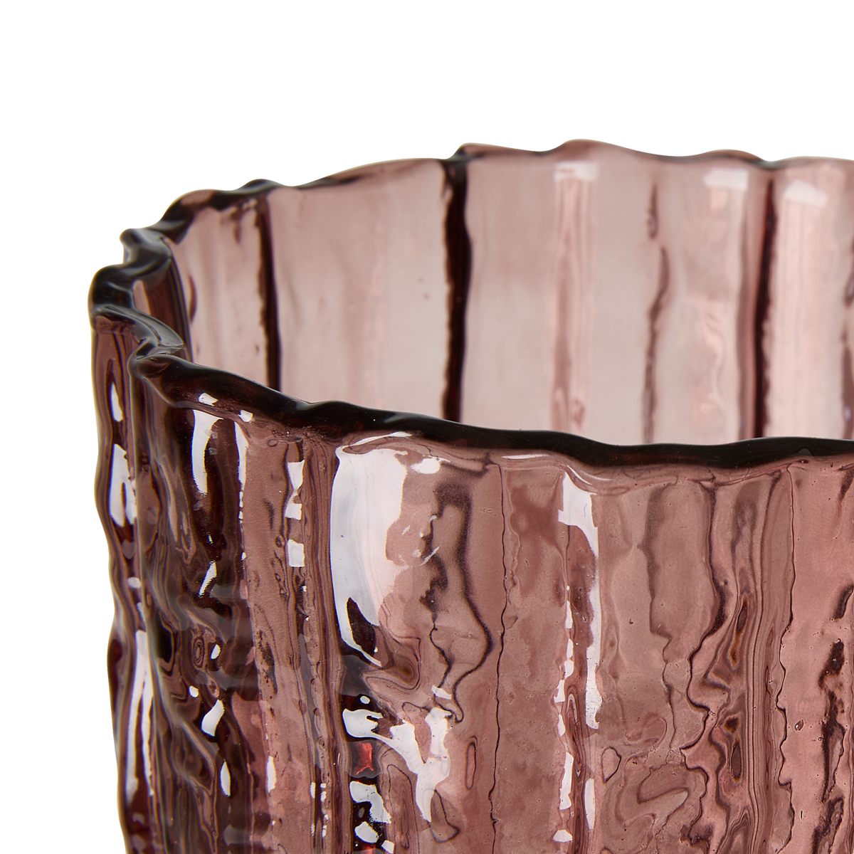 Nærbillede af en riflet glasvase i rosatonet mauve med bølget kant.