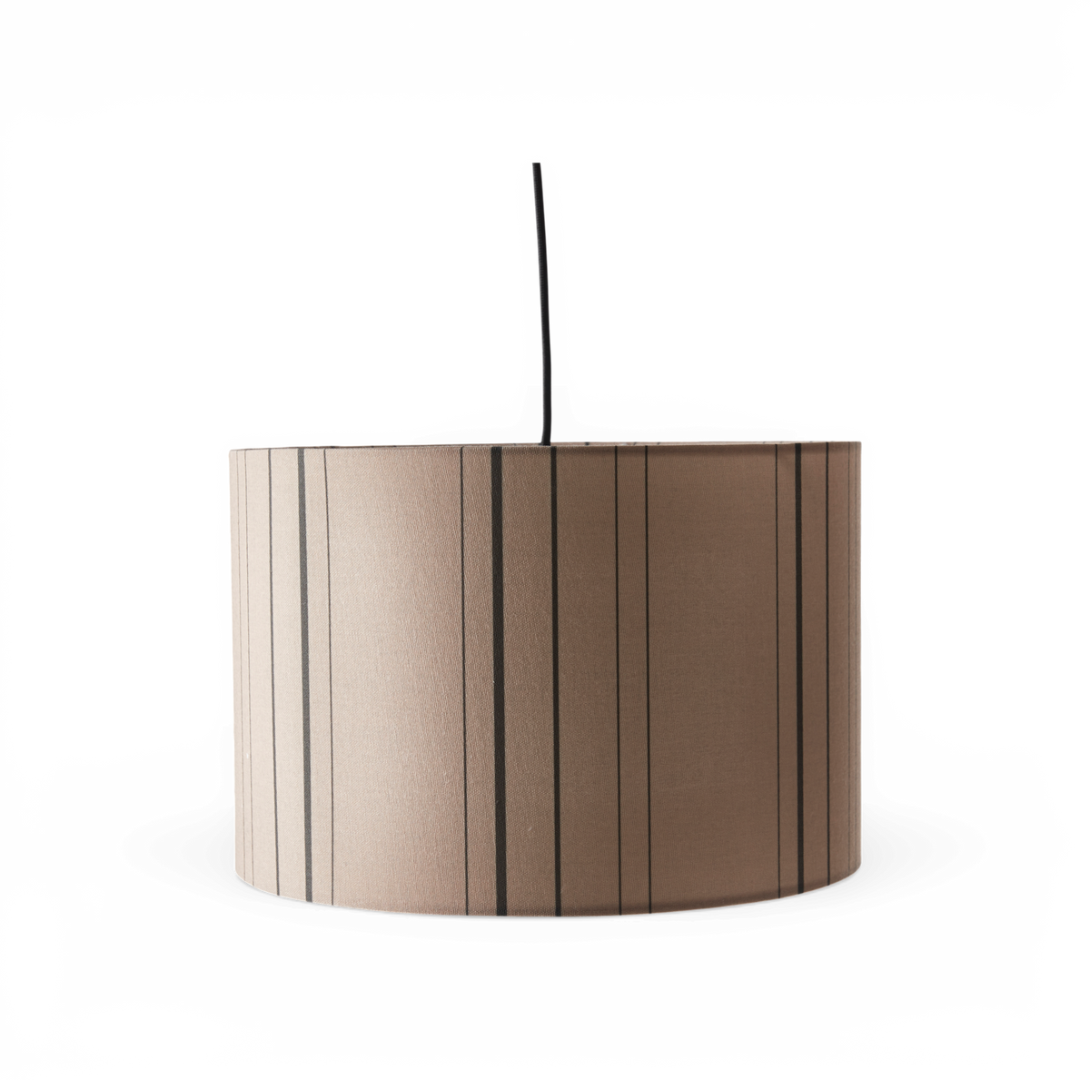 Cylindrisk beige pendellampskærm med smalle lodrette sorte striber på frilagt baggrund.