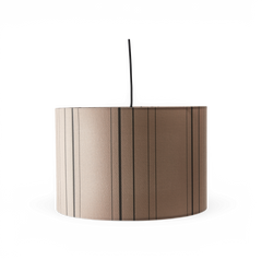 Cylindrisk beige pendellampskærm med smalle lodrette sorte striber på frilagt baggrund.