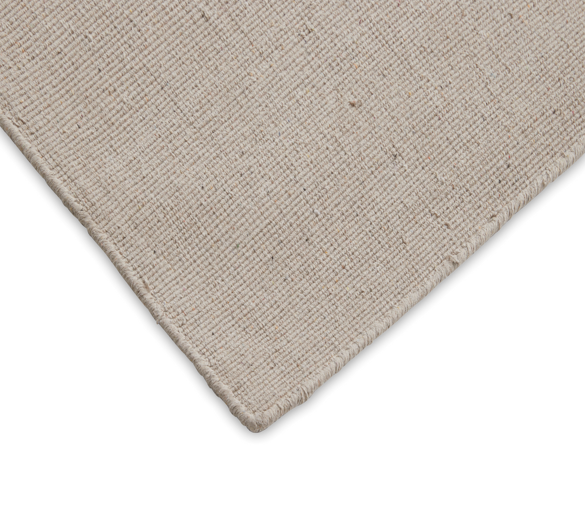 Beige vævet tæppe, nærbillede af et hjørne mod sort baggrund.