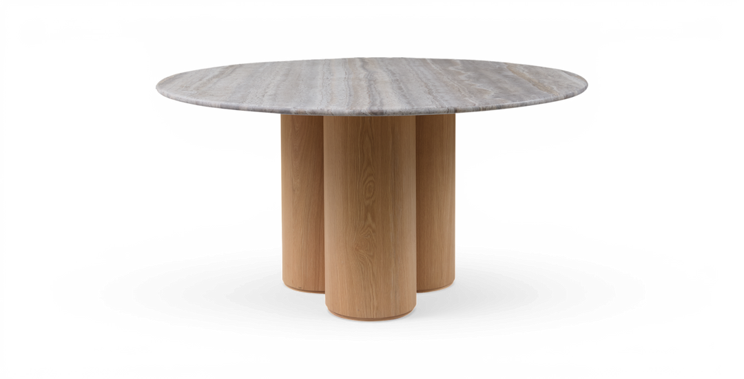 Rundt spisebord med grå marmorbordplade og cylindrisk base i lyst egetræ.