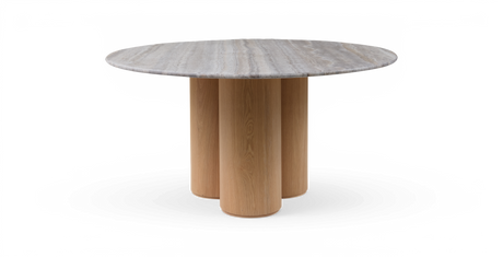 Rundt spisebord med grå marmorbordplade og cylindrisk base i lyst egetræ.