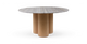 Rundt spisebord med grå marmorbordplade og cylindrisk base i lyst egetræ.