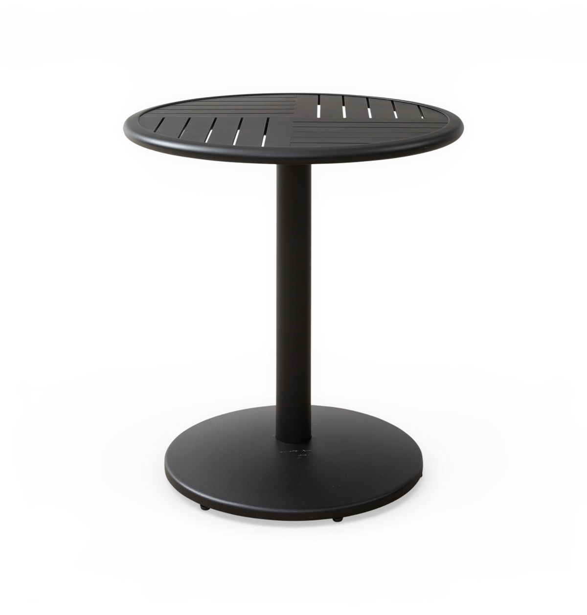 Rundt sort sidebord i metal med søjlefod og slidsede detaljer i bordpladen, frilagt på hvid baggrund.