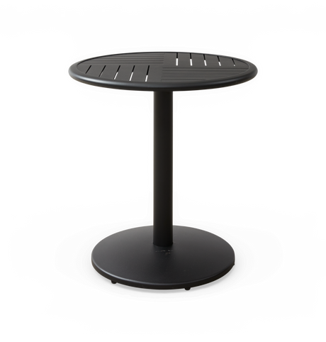 Rundt sort sidebord i metal med søjlefod og slidsede detaljer i bordpladen, frilagt på hvid baggrund.