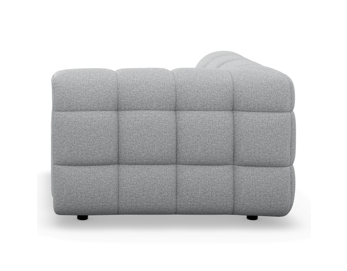 Grå modulsofa med kvadratisk quiltning set fra siden, frilagt studieoptagelse.