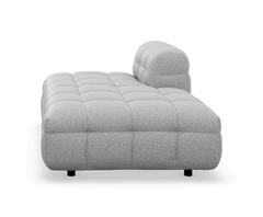 Grå tuftet modulsofa/chaise med lav profil, frilagt på hvid baggrund.