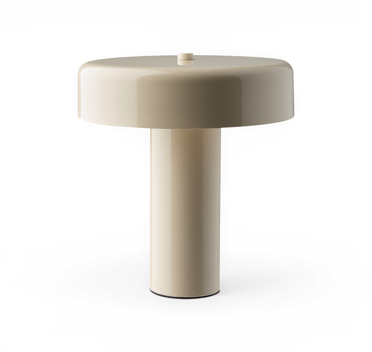 Beige, svampeformet bordlampe i blank finish med cylindrisk fod, frilagt på hvid baggrund.