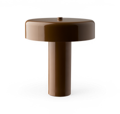 Brun svampeformet bordlampe med cylindrisk fod, frilagt på hvid baggrund.