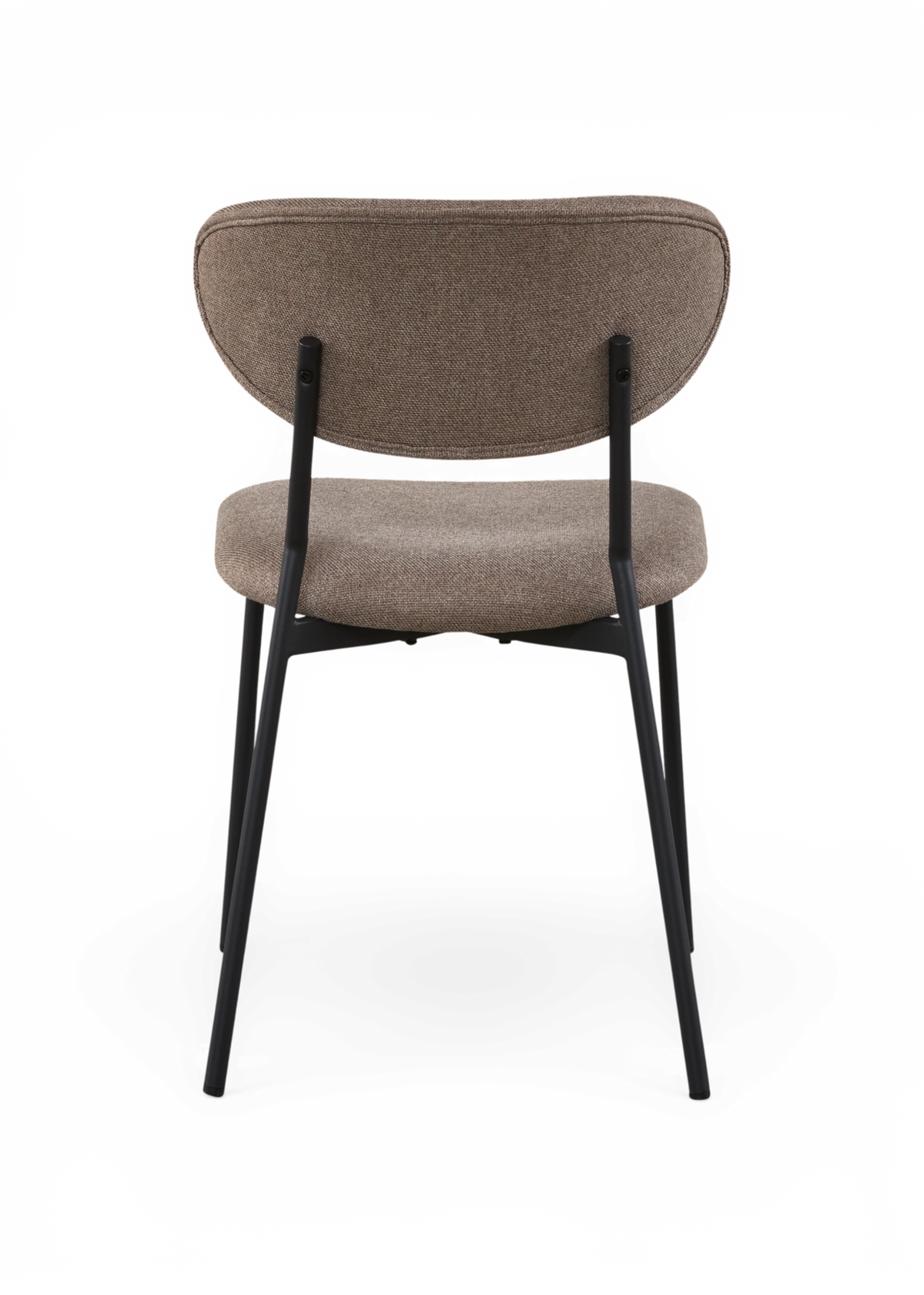Bagfra af moderne loungestol i taupe stof med sort metalstel og udsvungne ben, fritlagt på hvid baggrund.