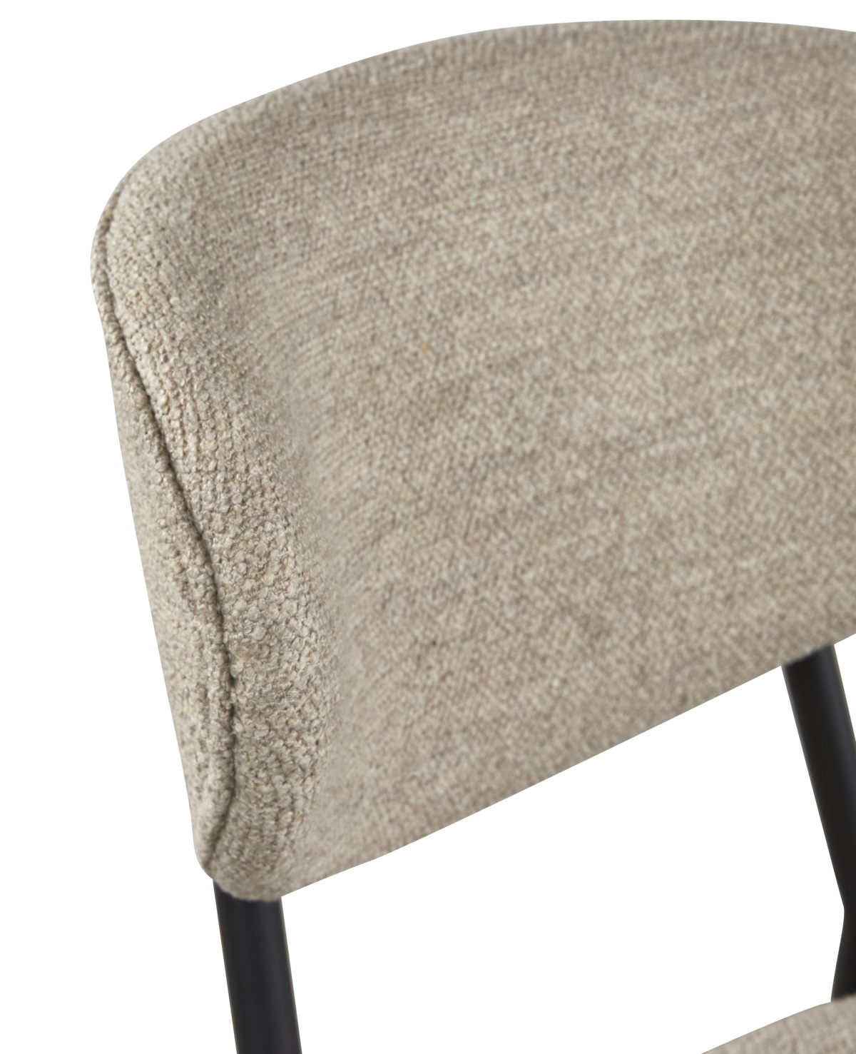 Nærbillede af en beige bouclé-betrukket stolsryg med sorte metalben.