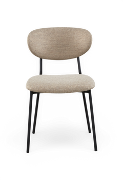 Beige polstret spisebordsstol med rund ryglæn og sorte metalben, set forfra mod hvid baggrund.