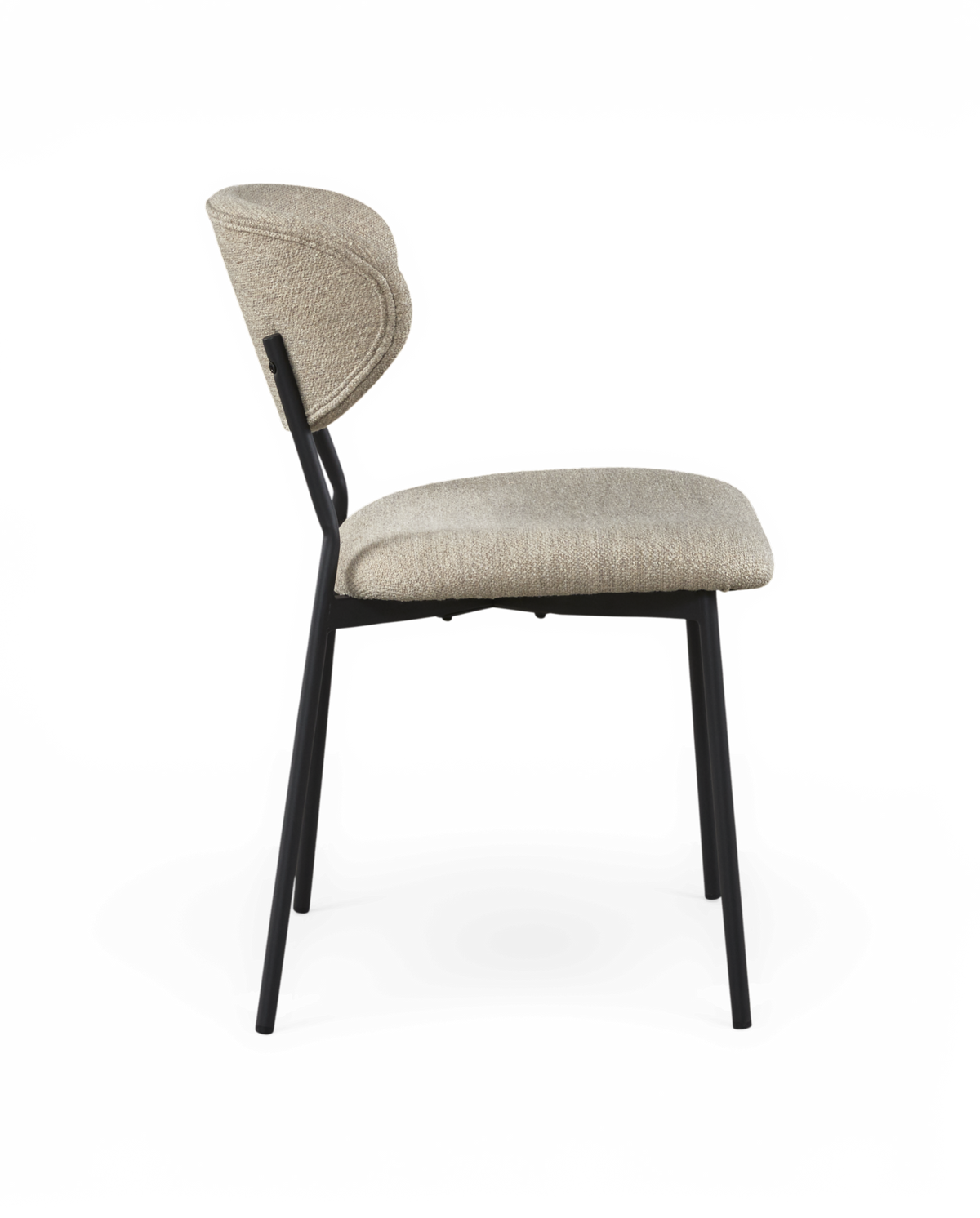 Sidevisning af en beige polstret stol med sort metalstel på hvid baggrund.