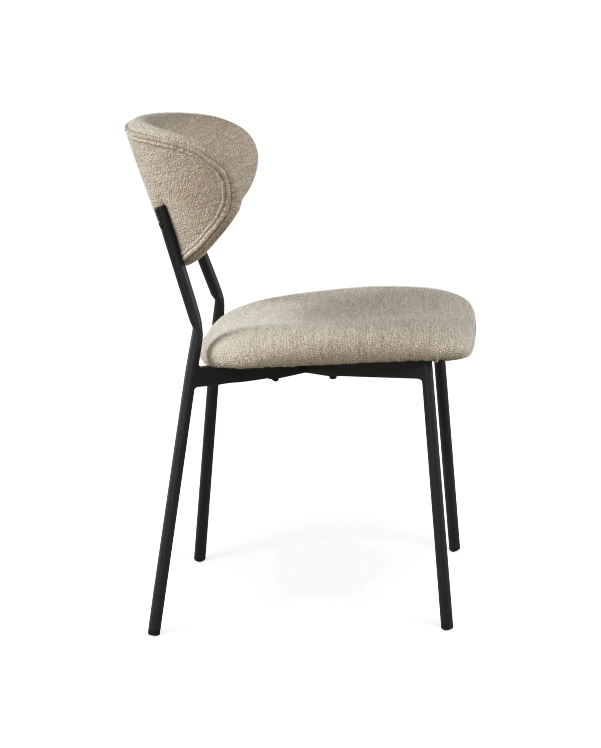 Sidevisning af en moderne polstret stol med beige sæde og buet ryglæn, sort metalstel, isoleret på hvid baggrund.