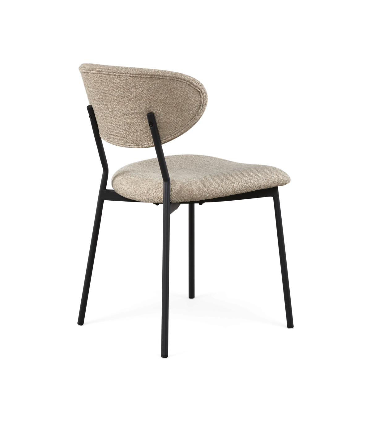 Beige polstret stol med sort metalstel og rundet ryglæn, fritlagt på hvid baggrund.