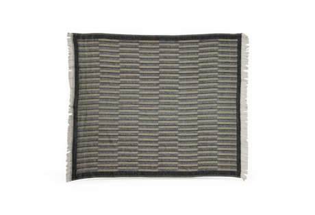 Mønstret, rektangulær plaid i grå og beige med mørk kant og frynser langs siderne.