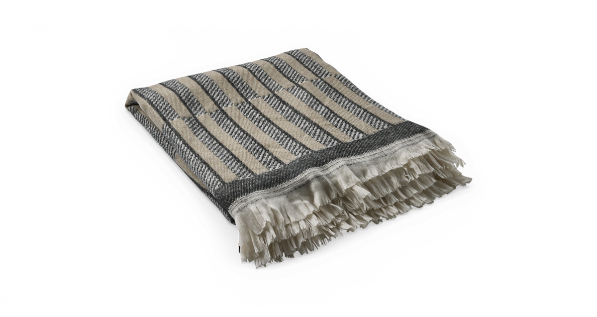 Sammenfoldet stribet plaid i beige og grå med frynser.