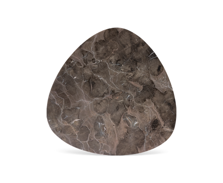 Rundtrekantet bordplade i brungrå marmor med lyse årer, frilagt mod neutral baggrund.
