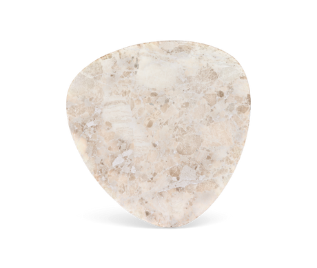 Beige marmorprøve i uregelmæssig trekantet form, frilagt på hvid baggrund.