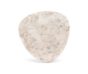 Beige marmorprøve i uregelmæssig trekantet form, frilagt på hvid baggrund.