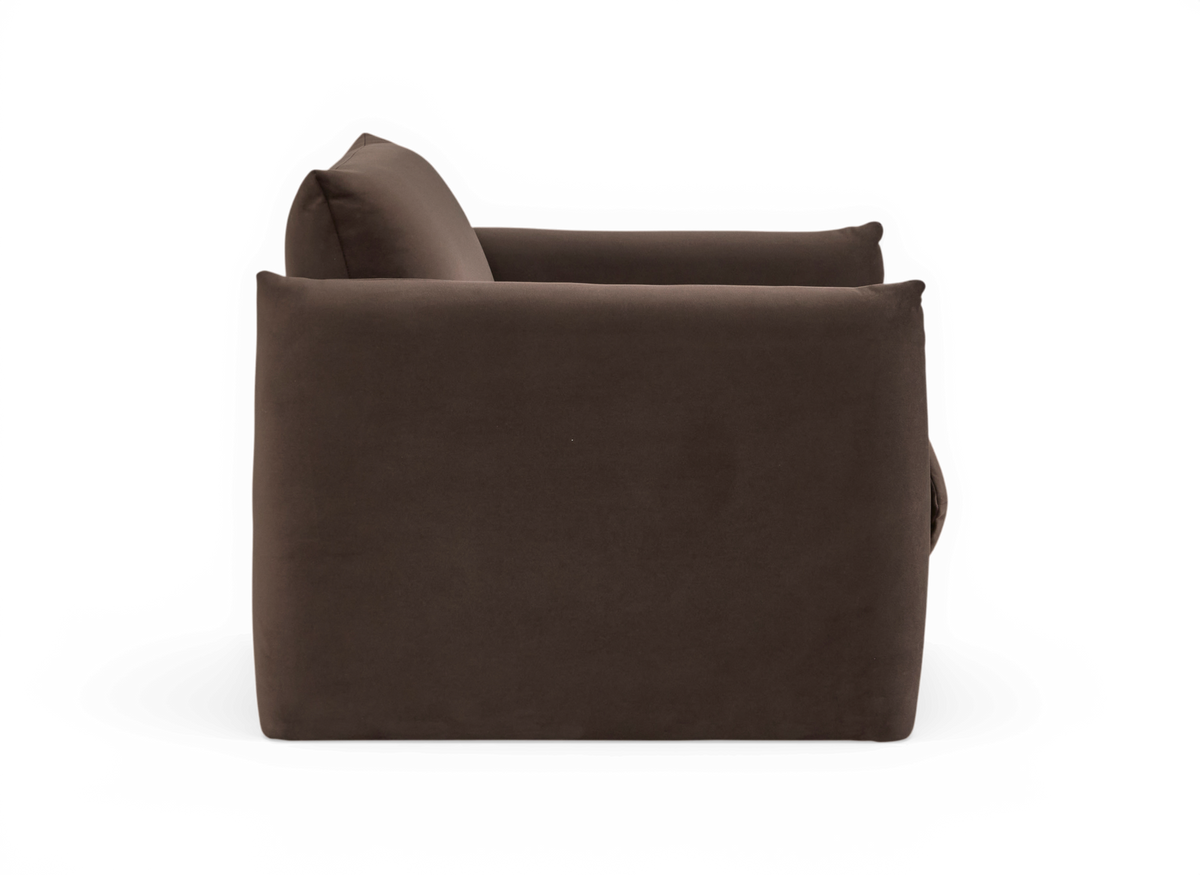 Brun polstret lænestol/sofa set fra siden med bløde puder, frilagt på hvid baggrund.