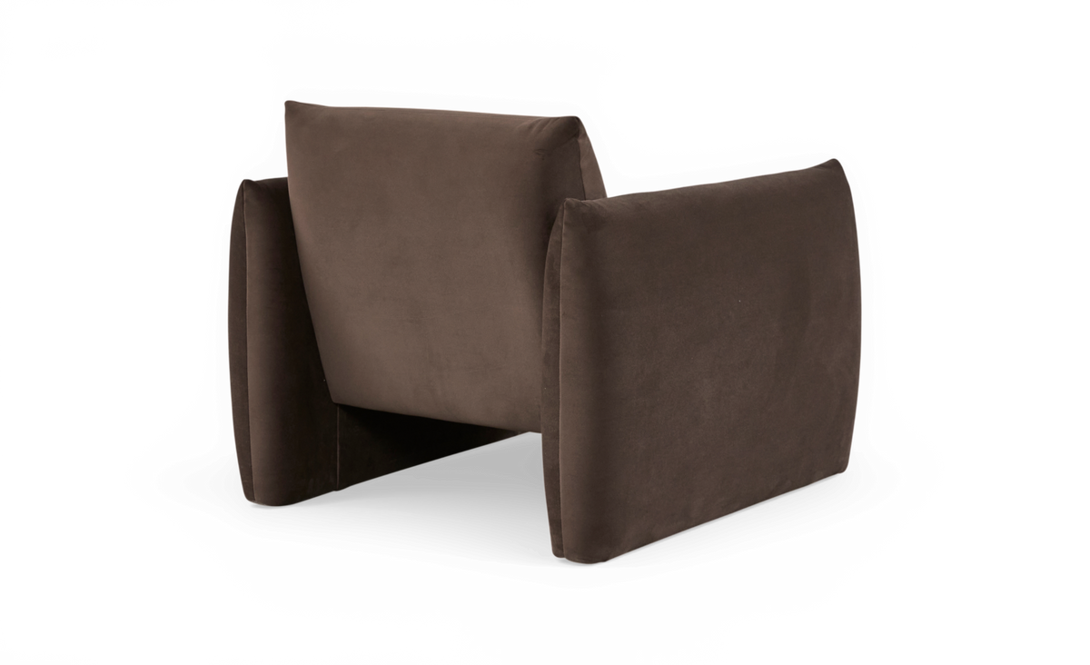 Brun moderne lænestol i velour, bagfra i trekvart, frilagt mod hvid baggrund.
