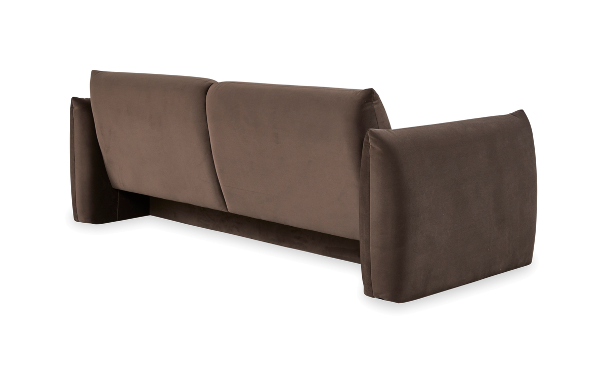 Brun veloursofa set skråt bagfra på hvid baggrund.