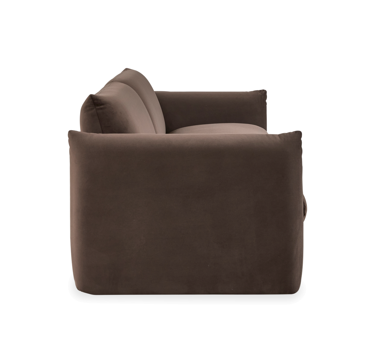 Sidevy af en brun polstret sofa med afrundede armlæn, frilagt på hvid baggrund.