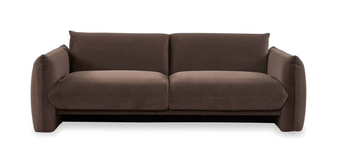 Brun 2-personers sofa med afrundede armlæn, set forfra på neutral baggrund.
