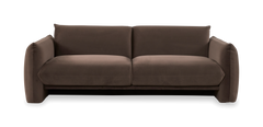 Brun 2-personers sofa med afrundede armlæn, set forfra på neutral baggrund.