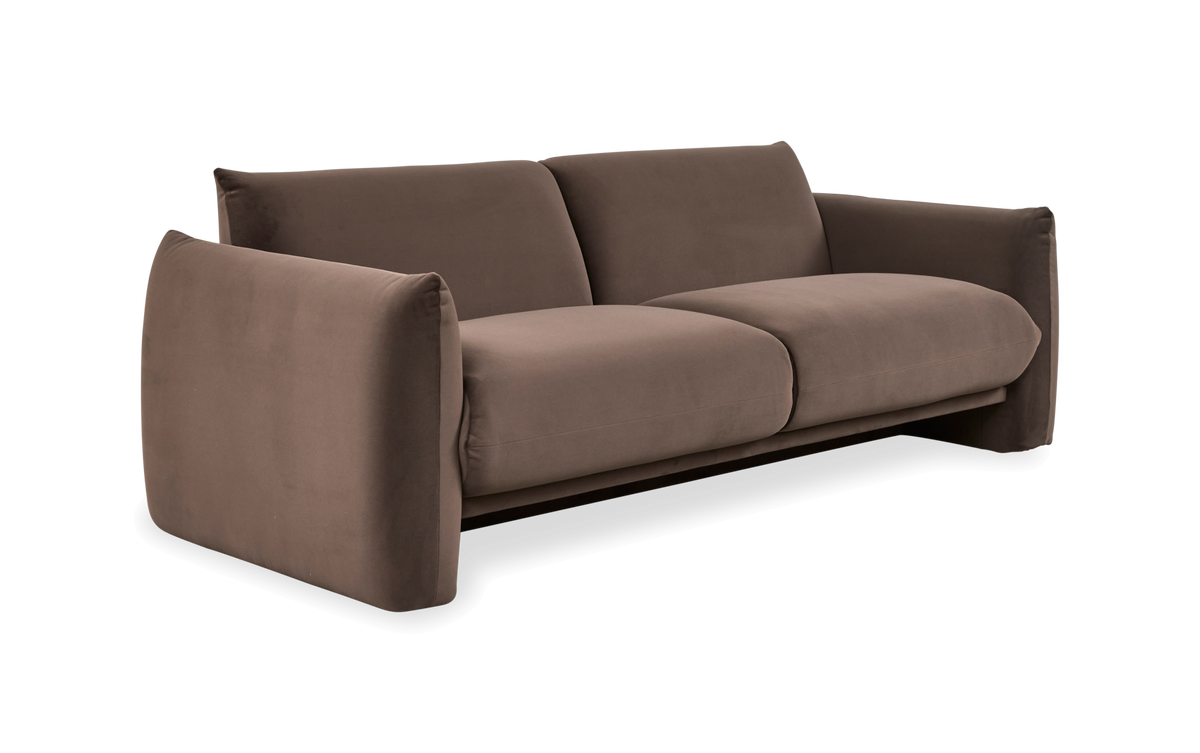 Brun, moderne 3-personers sofa med bløde, fyldige hynder og brede armlæn.