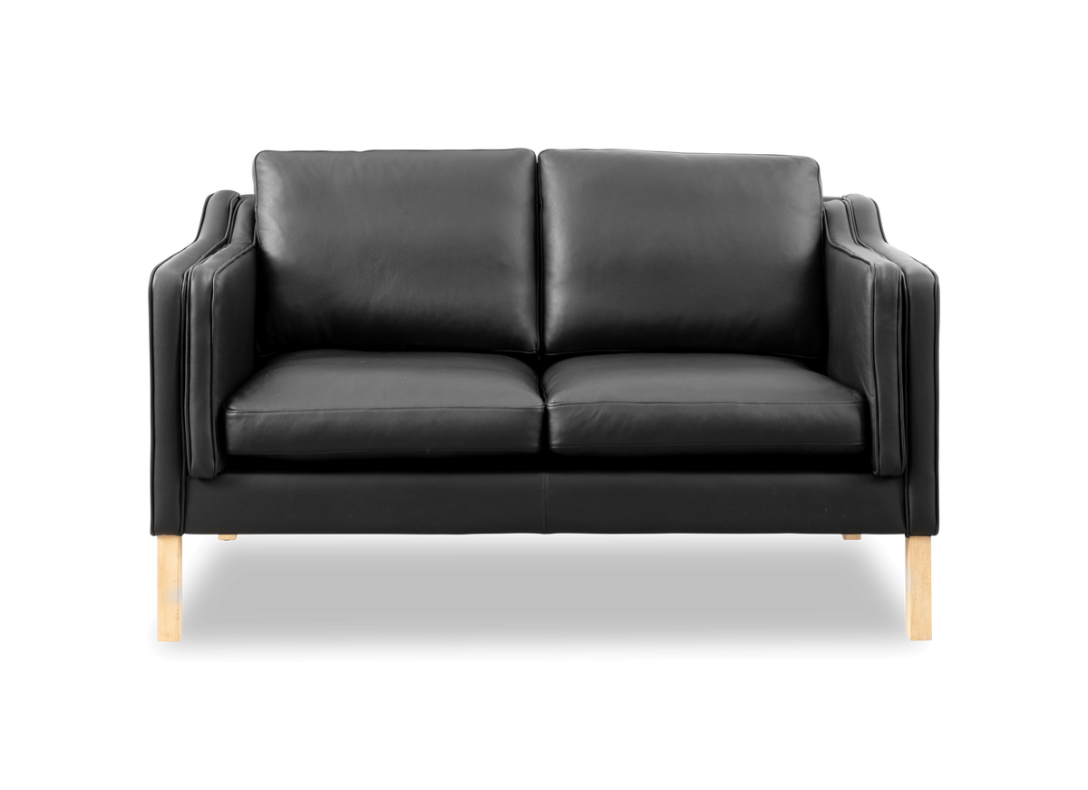 Sort tosædet lædersofa med lyse træben, set forfra.