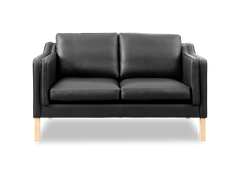 Sort tosædet lædersofa med lyse træben, set forfra.