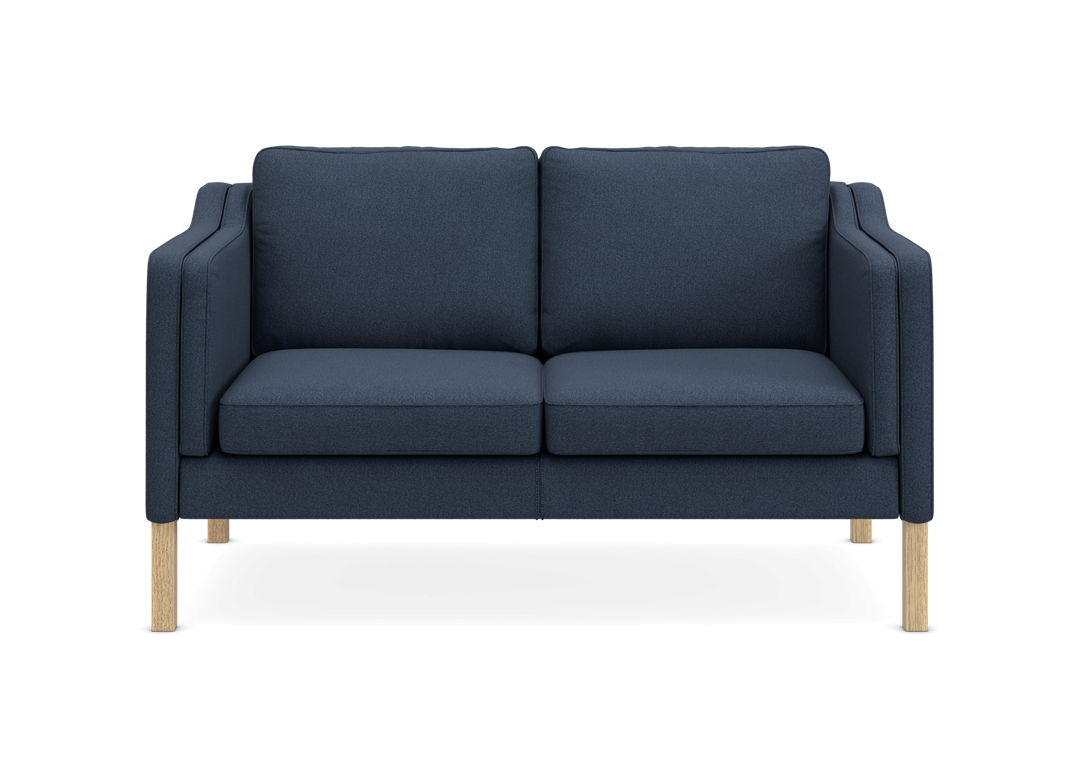 Mørkeblå 2-personers sofa med træben, set forfra.