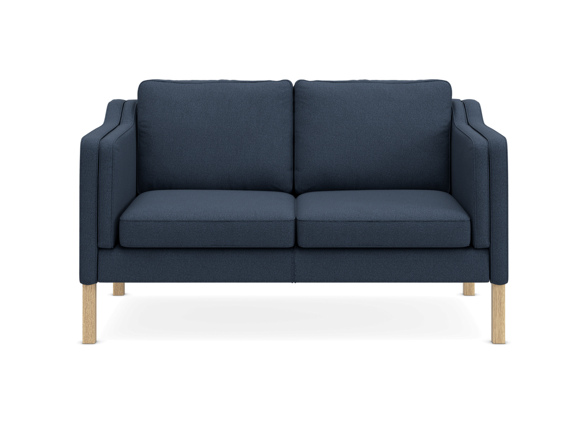 Mørkeblå 2-personers sofa med træben, set forfra.
