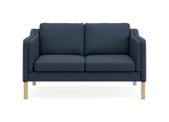 Mørkeblå 2-personers sofa med træben, set forfra.