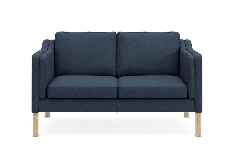 Mørkeblå 2-personers sofa med træben, set forfra._ps
