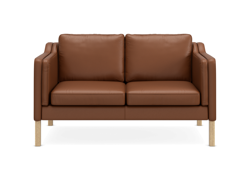 Brun to-personers lædersofa med lyse træben, set direkte forfra._ps