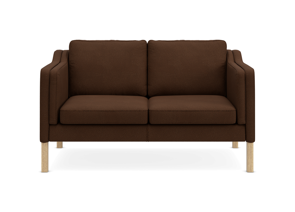 Brun 2-personers sofa med lyse træben, set forfra i studiemiljø.
