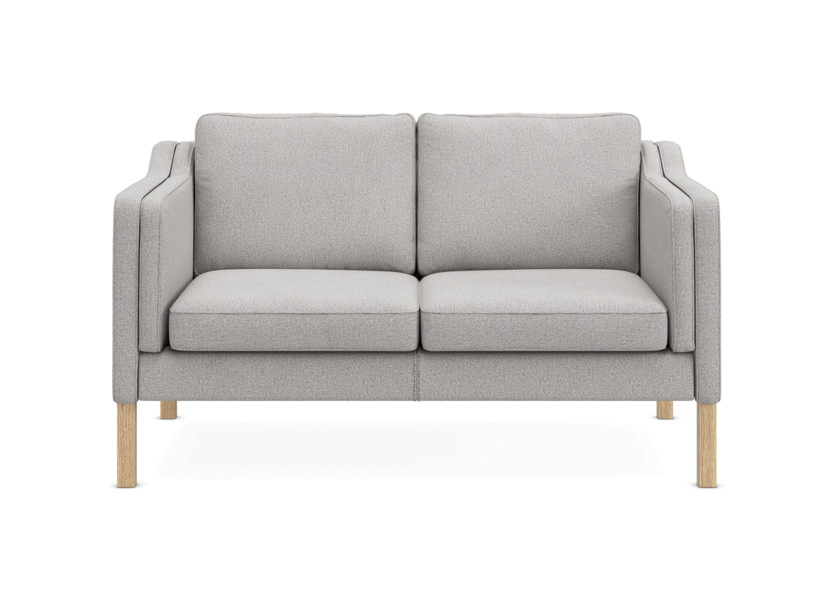 Lysegrå 2-personers sofa med træben, set forfra.