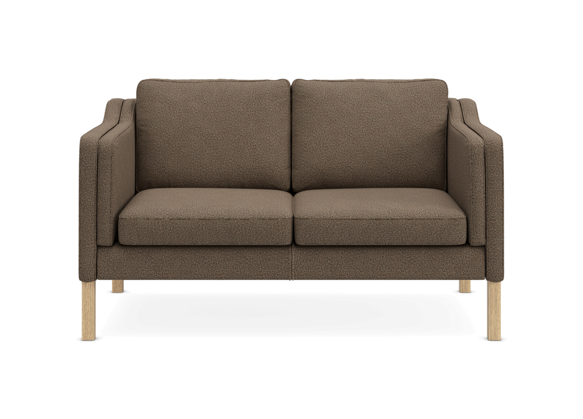Brun to-personers sofa med lyse træben, set forfra.