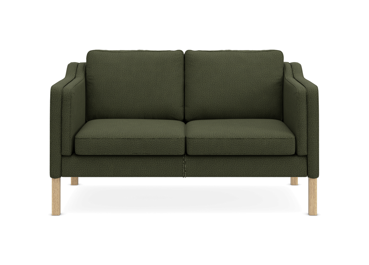 Grøn to-personers sofa med lyse træben, frontvisning på hvid baggrund.