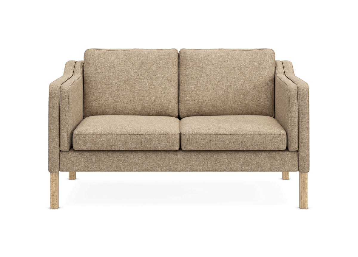 Beige 2-personers sofa med lige armlæn og lyse træben, set forfra.