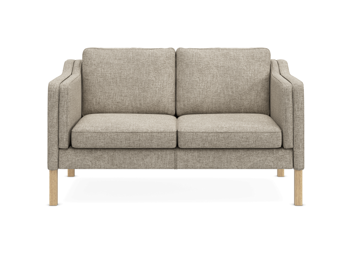 Beige 2-personers stofsofa med træben, frontvisning på fritlagt baggrund.