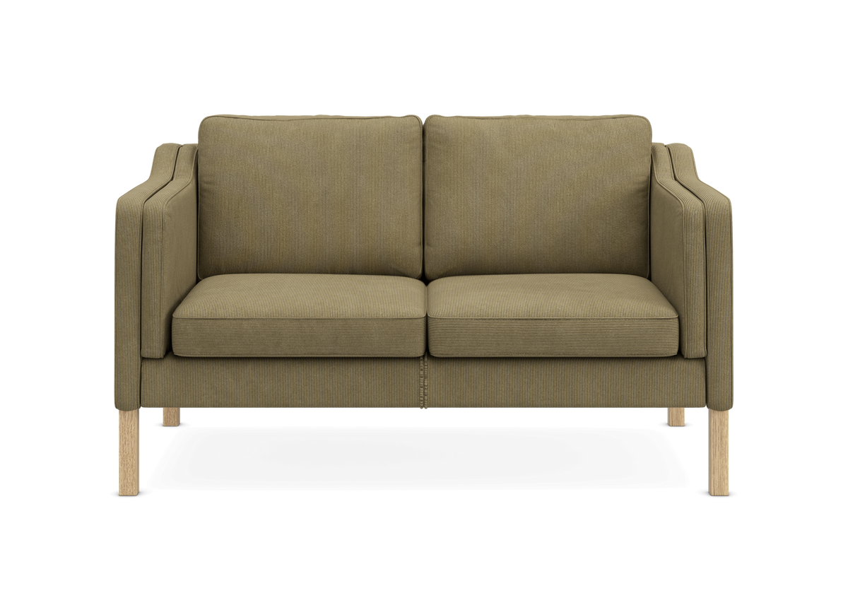 Olivengrøn 2-personers sofa med træben, set forfra på hvid baggrund.