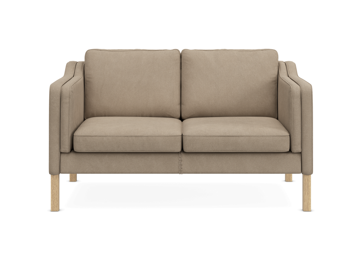 Beige to-personers sofa med træben, frontvisning på frilagt baggrund.